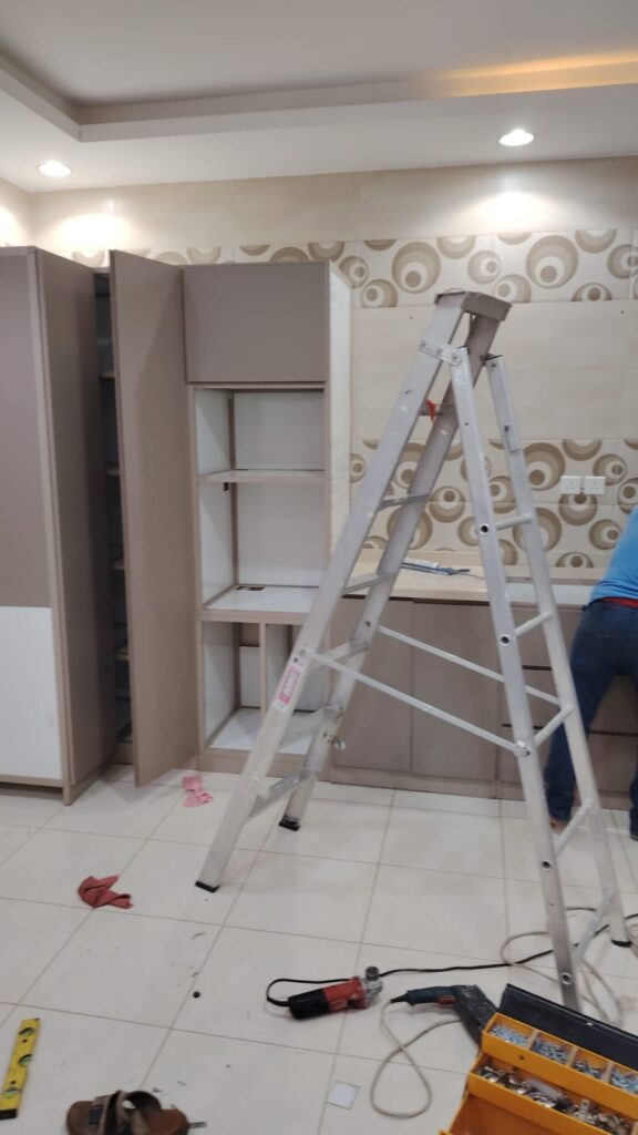 ✅ صورة مقسمة لثلاثة أجزاء تعرض تصميم مطبخ ألومنيوم كامل بالمنتصف، وعلى الجانبين لقطات مطابقة لأعطال واقعية كأرفف داخلية مقوسة وساقطة بدون عمال أو أدوات.