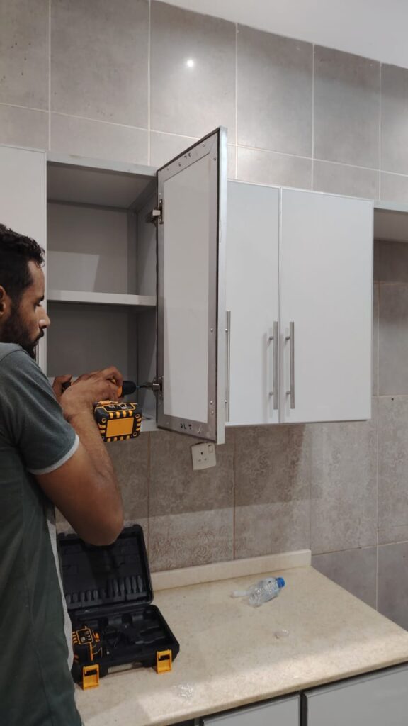 صورة توضح أسباب اختيار نجار مطابخ بجدة المحترف لتصليح دواليب مطبخك بخصم خاص، مع التركيز على دقة العمل واستخدام قطع غيار أصلية لضمان العمر الطويل والمتانة لخزائن المطبخ.