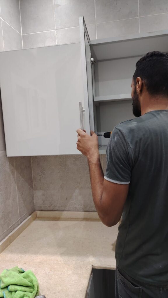 فني يقدم خدمات فني مطابخ المنيوم بجده المتميزة لتصليح الأدراج وتغيير المفصلات بقطع أصلية وخصم خاص يضمن لك استعادة كفاءة مطبخك الألمنيوم بأقل تكلفة وجودة عالية.