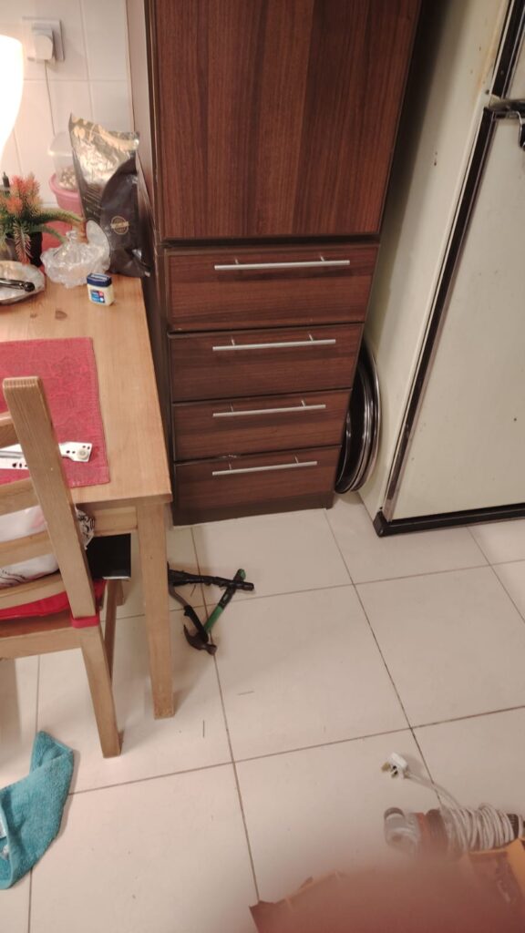فني متخصص في تصليح سحابات ادراج المطبخ، يقوم بفك المسارات التالفة واستبدالها بقطع غيار أصلية تتحمل الأوزان مع خصم خاص يضمن لك سهولة ونعومة في الاستخدام.
