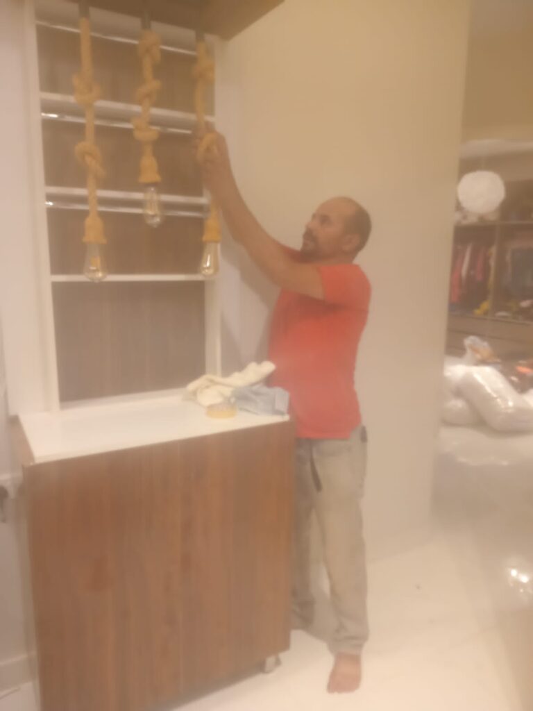 فني نجار بجده