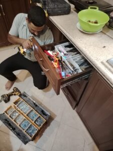 فني خبير يقدم خدمة تصليح سحابات ادراج المطبخ وتغيير المسارات التالفة بقطع أصلية تضمن حركة ناعمة وسلسة للأدراج مع خصم خاص لعملاء جدة لتجديد كفاءة الخزائن.