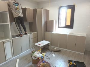 معلم نجار في جدة لجميع أعمال النجارة – تصليح، تركيب، وتجديد دواليب باحترافية عالية