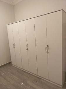 نجار بجدة – خبرة سنوات في تفصيل الدواليب خدمة فورية