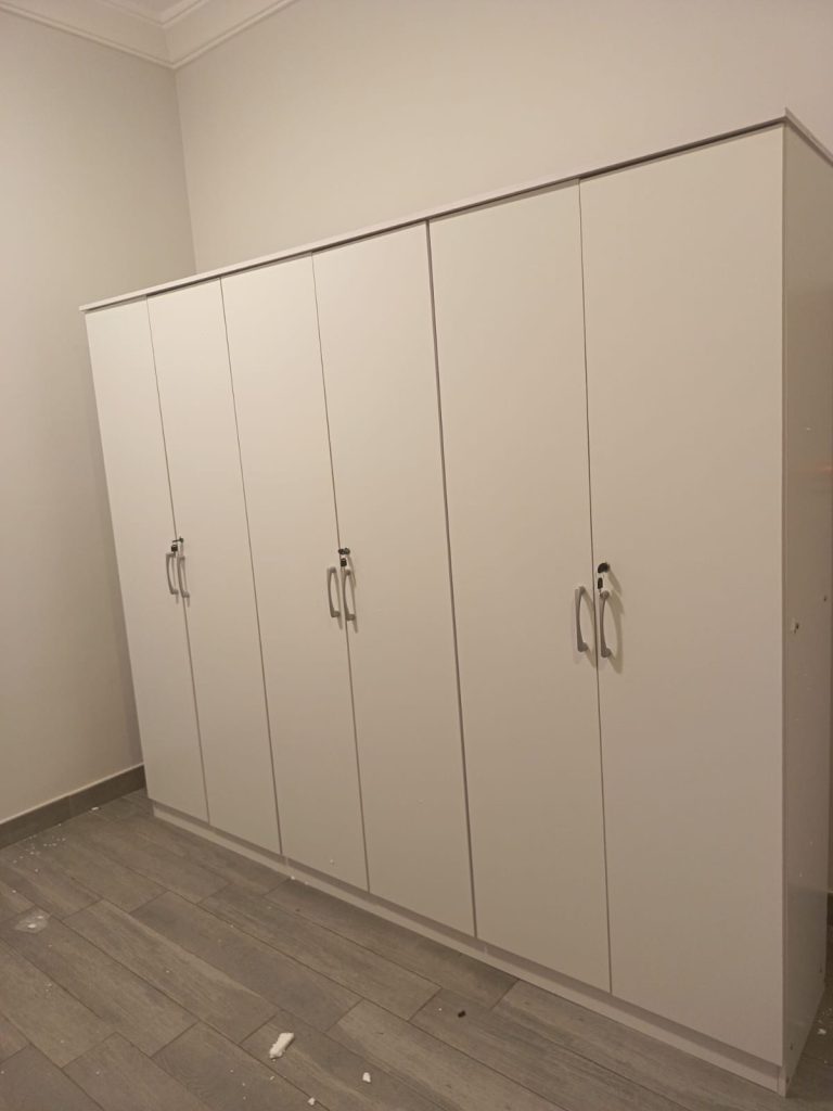 نجار بجدة – خبرة سنوات في تفصيل الدواليب خدمة فورية