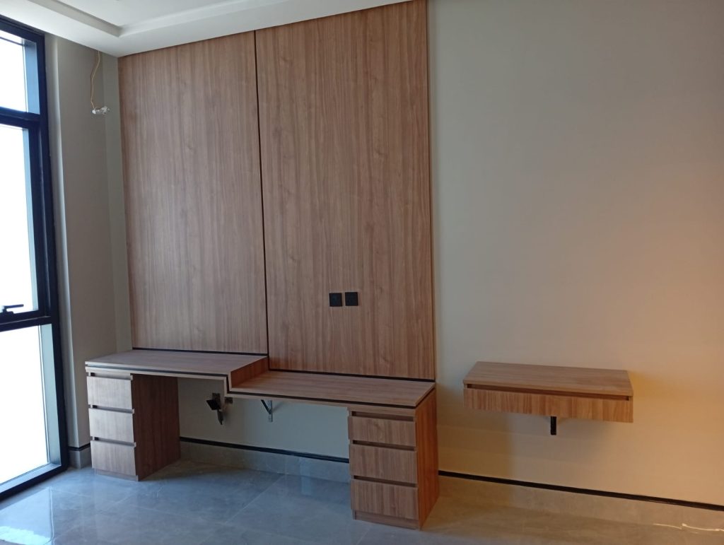 معلم نجار تركيب أثاث بجدة – متخصص في التفصيل والتركيب