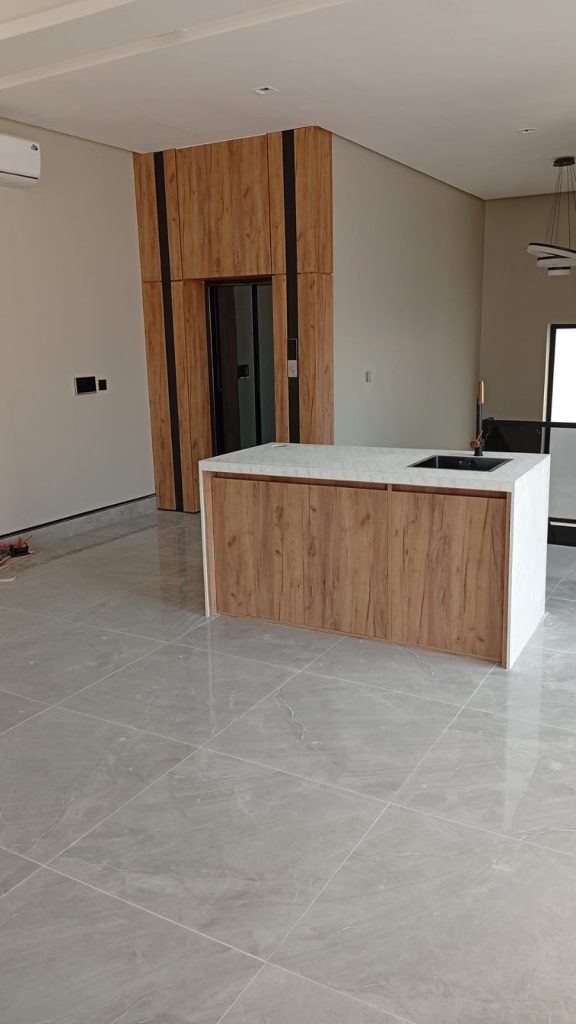 معلم نجار محترف خدمات مطابخ – جودة عالية وخبرة مميزة في جدة