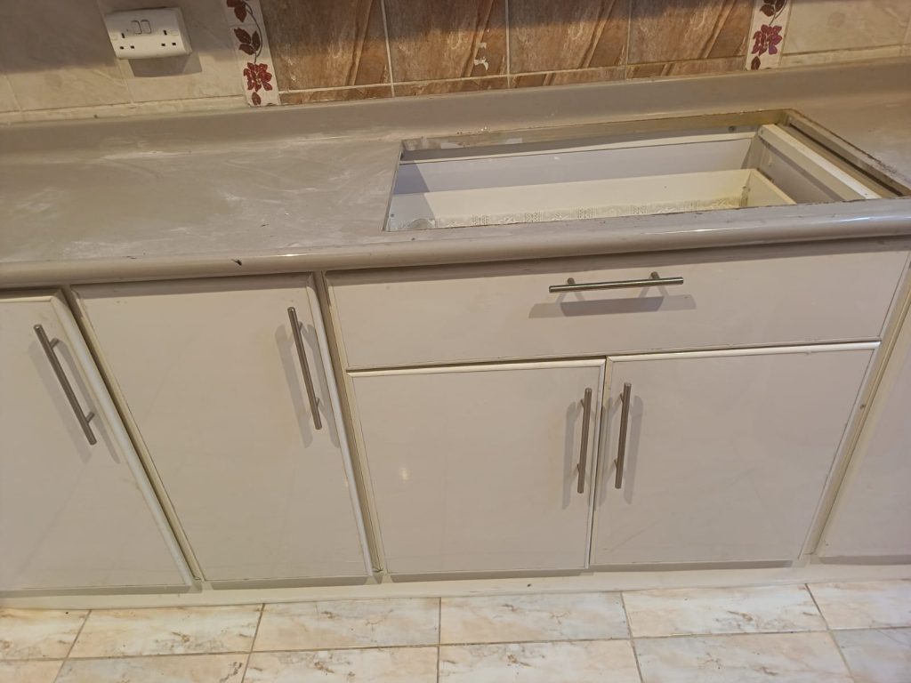 معلم نجار صيانة دواليب مطابخ – خدمة احترافية وسريعة بجدة