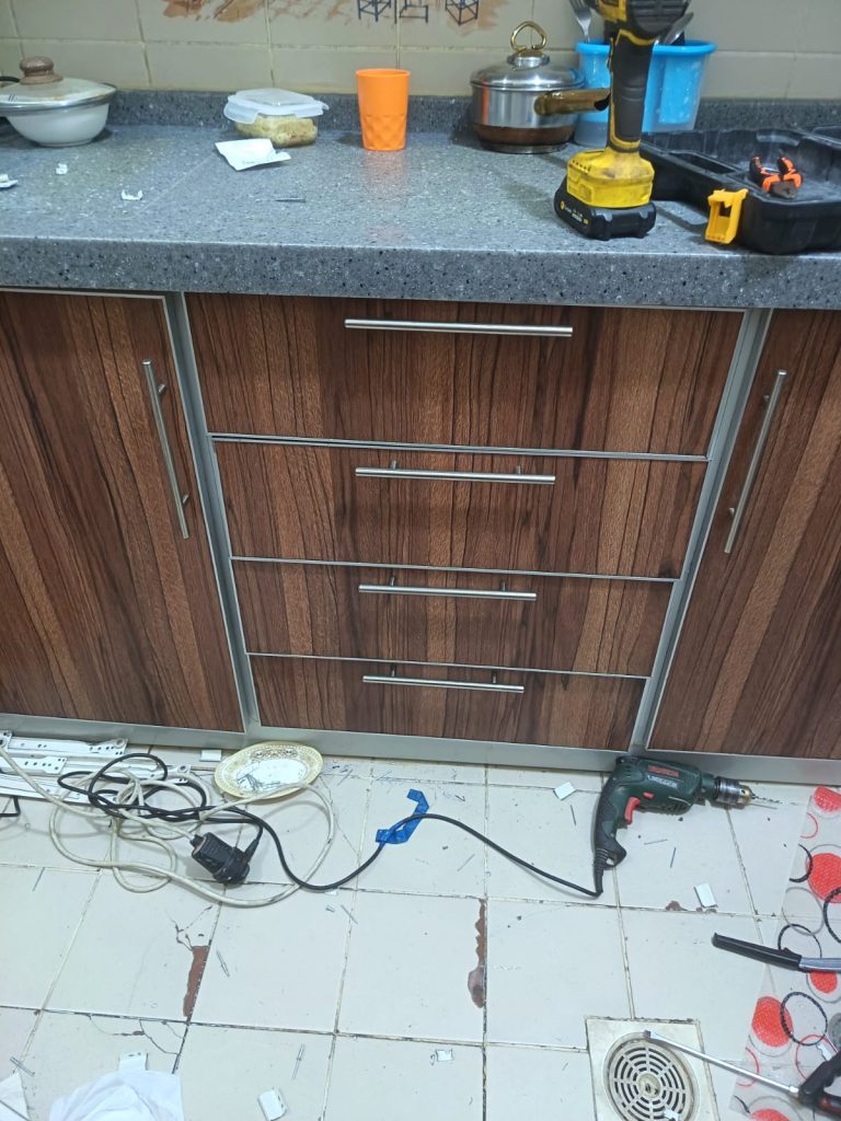 معلم نجار تصليح وتركيب مطابخ في جدة 