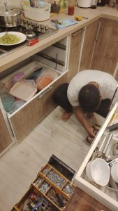 فني يقوم بتصليح مطابخ بجدة بشكل فوري مع إصلاح الخزائن والمفصلات بدقة