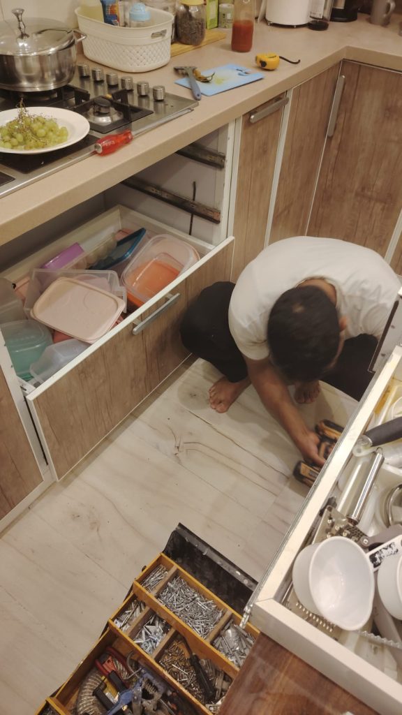 فني يقوم بتصليح مطابخ بجدة بشكل فوري مع إصلاح الخزائن والمفصلات بدقة