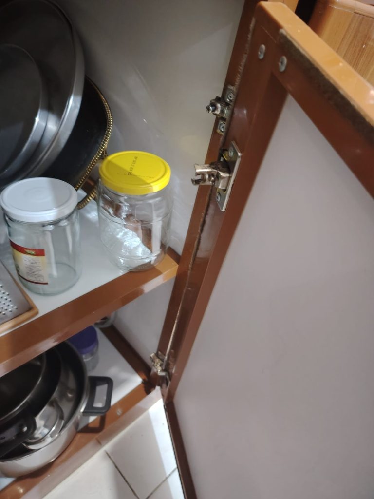 فني متخصص في تصليح دواليب مطبخ بجدة يعالج تآكل الأرفف، ويقوم بصيانة الأدراج المكسورة وتغيير المسارات التالفة لضمان عودة المطبخ لحالته الأصلية بكفاءة عالية.