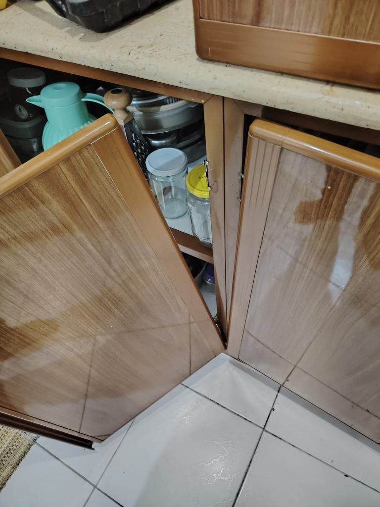 فني متخصص في تصليح دواليب مطبخ بجدة يعالج تآكل الأرفف، ويقوم بصيانة الأدراج المكسورة وتغيير المسارات التالفة لضمان عودة المطبخ لحالته الأصلية بكفاءة عالية.