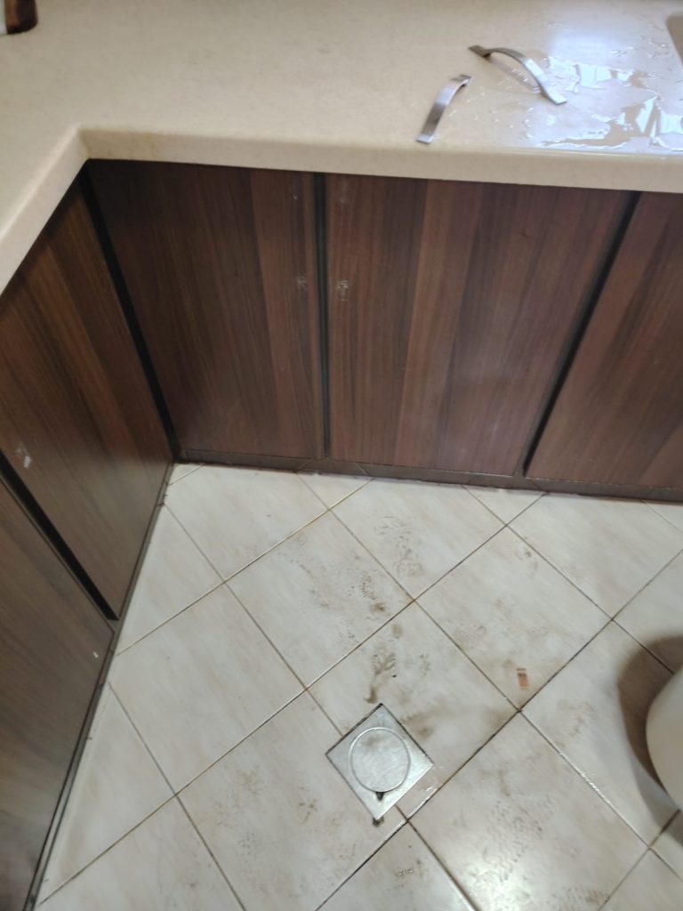 فني تصليح دواليب مطبخ بجدة متخصص في معالجة تآكل الأخشاب، تبديل المفصلات المكسورة، وتدعيم القواعد المتضررة من الرطوبة لضمان استعادة متانة وجمال مطبخك.