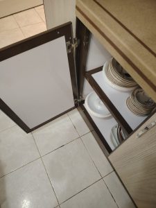 فني متخصص في صيانة دواليب المطبخ في جدة يقوم بإصلاح المفصلات وتعديل الأبواب بدقة