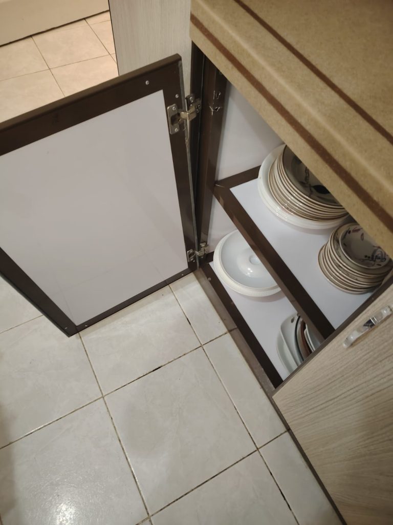 فني متخصص في صيانة دواليب المطبخ في جدة يقوم بإصلاح المفصلات وتعديل الأبواب بدقة