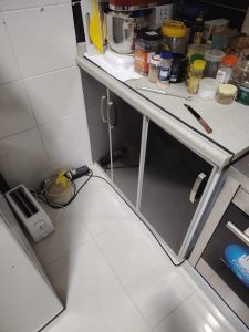 معلم دواليب مطابخ بجدة يقوم بإصلاح وتركيب الخزائن بشكل فوري ودقيق