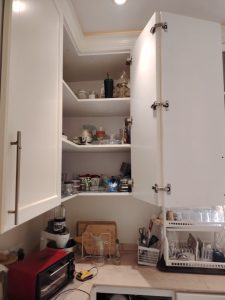 فني متخصص في تصليح مفصلات المطبخ بجدة يقوم بضبط أبواب الخزائن بدقة