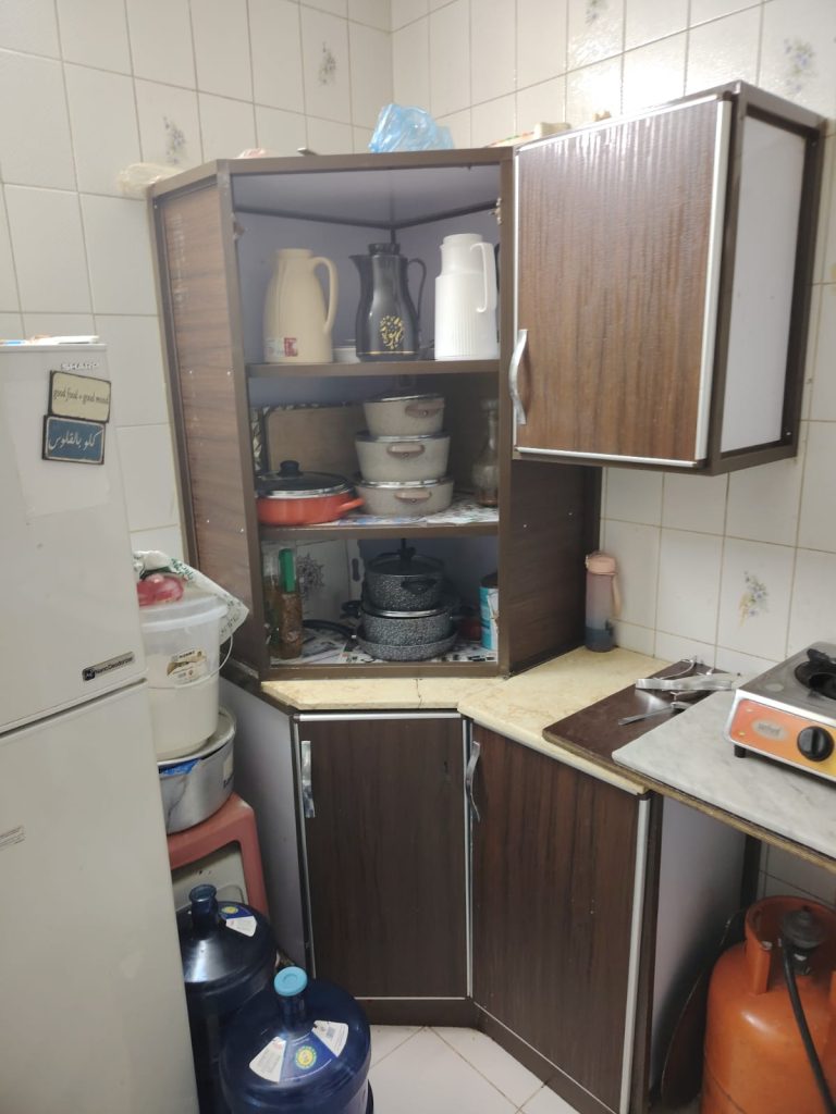 معلم دواليب مطابخ بجدة يقوم بإصلاح وتركيب الخزائن وضبط الأبواب بدقة عالية