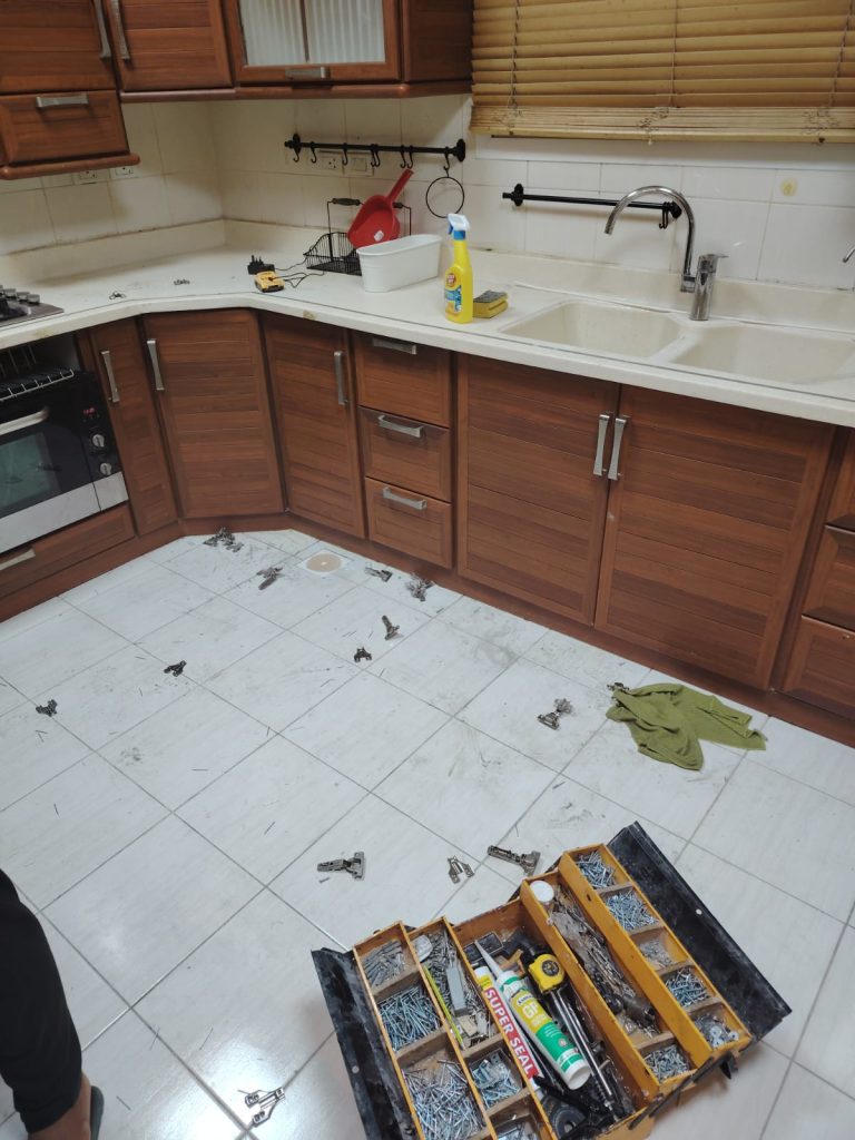 معلم دواليب مطابخ بجدة يقوم بإصلاح وتركيب الخزائن وضبط الأبواب بدقة