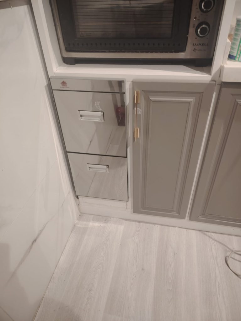 فني يقوم بتصليح دواليب مطابخ جدة مع إصلاح الأبواب والمفصلات بدقة