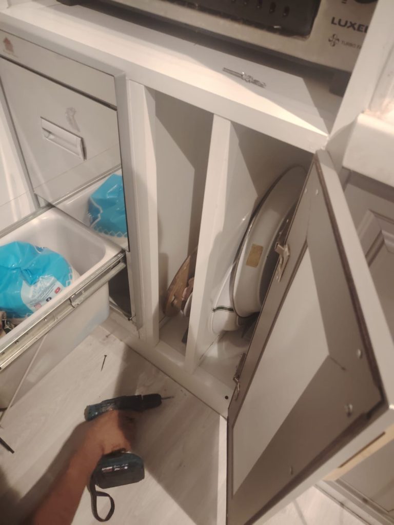 فني يقوم بتصليح دواليب مطابخ جدة مع إصلاح الأبواب والمفصلات بدقة