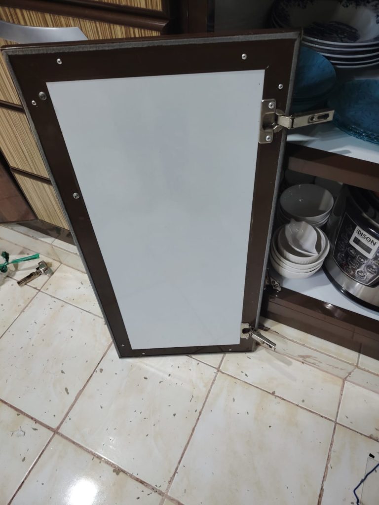 فني متخصص في تصليح مطابخ بجدة يقوم بمعالجة تآكل الهياكل الخشبية، صيانة الأبواب المخلوعة، وتبديل مفصلات الألمنيوم بقطع غيار أصلية لضمان عودة المطبخ كالجديد تماماً.