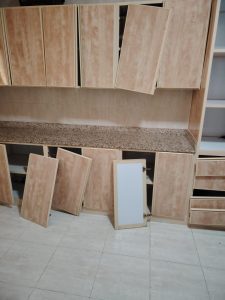 أفضل خدمات تصليح دواليب مطابخ بجدة تشمل صيانة الأرفف الخشبية، تبديل المقابض والمسارات، ومعالجة الرطوبة لضمان استعادة متانة وجمال مطبخك بلمسة فني محترف وخبير.