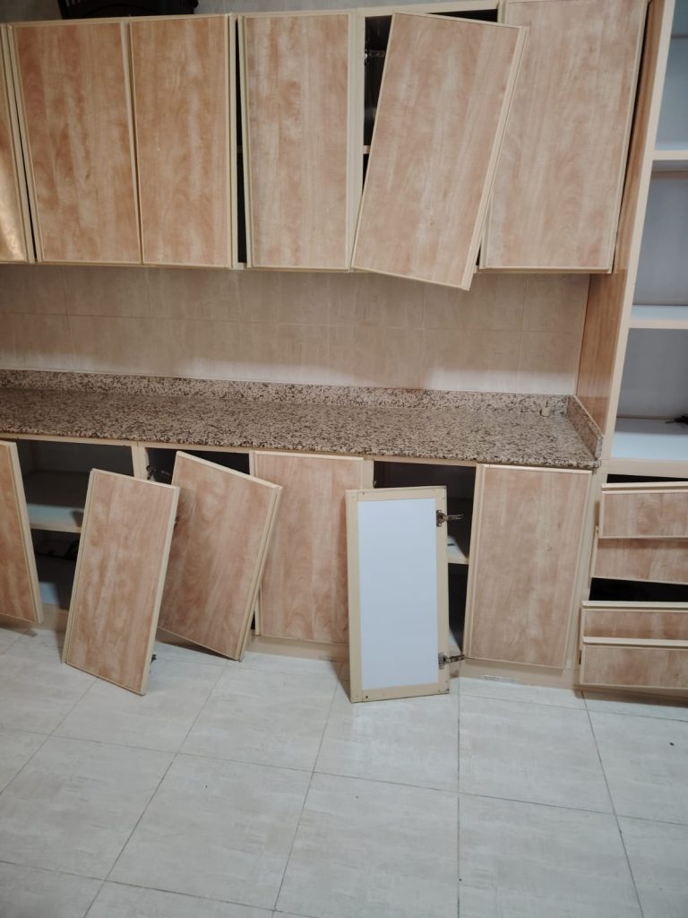 أفضل خدمات تصليح دواليب مطابخ بجدة تشمل صيانة الأرفف الخشبية، تبديل المقابض والمسارات، ومعالجة الرطوبة لضمان استعادة متانة وجمال مطبخك بلمسة فني محترف وخبير.