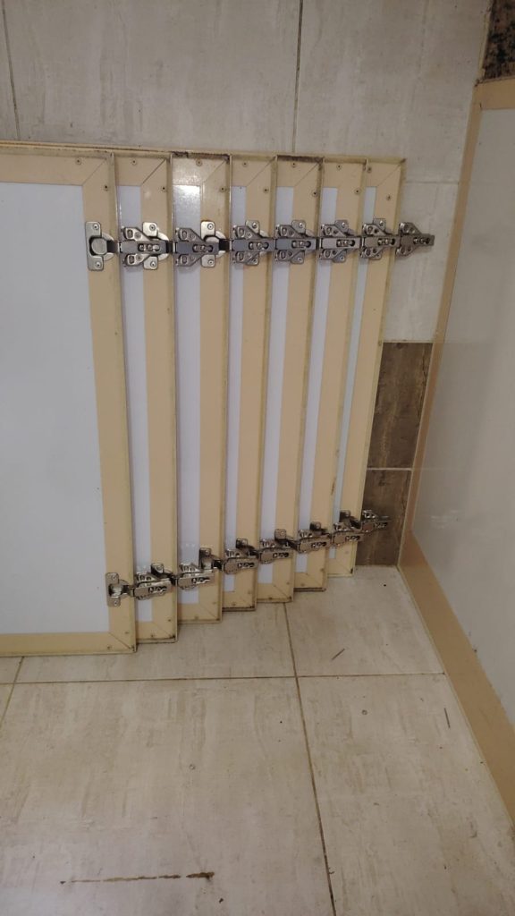 معلم دواليب مطابخ محترف في جدة يقوم بصيانة وتجديد الخزائن المتهالكة، تركيب مفصلات هيدروليك، وتدريع الخشب ضد الرطوبة بلمسة فنية تضمن المتانة والجمال.