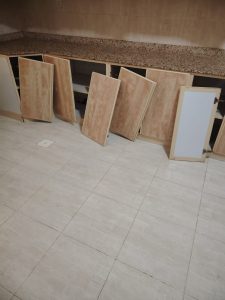 معلم دواليب مطابخ محترف بجدة يقوم بفك وتركيب الخزائن، صيانة الأرفف المكسورة، وتجديد المفصلات والإكسسوارات لضمان مظهر عصري ومتانة تدوم طويلاً.