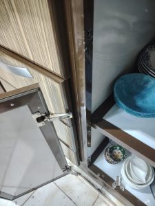 أشطر فني تصليح مطابخ بجدة يقوم بترميم الدواليب المتهالكة، معالجة انتفاخ الخشب بسبب المياه، وتركيب إكسسوارات ومفصلات هيدروليك أصلية لضمان استعادة كفاءة المطبخ بالكامل.