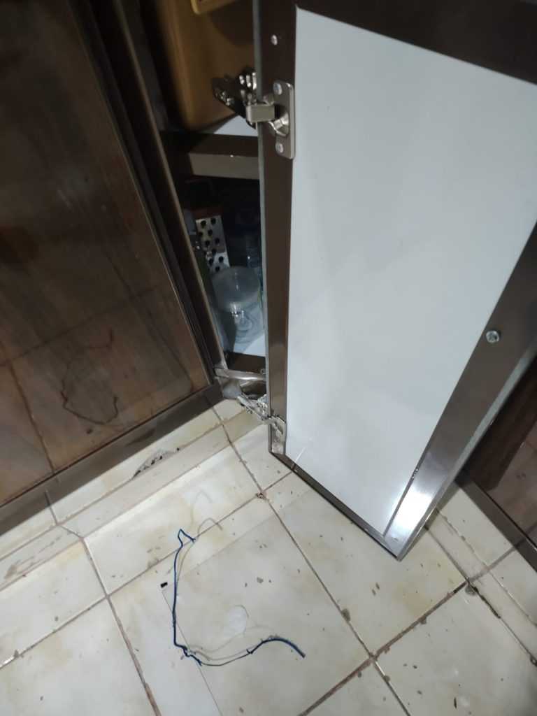 فني تصليح مطابخ بجدة متخصص في صيانة الدواليب المتهالكة، تبديل المفصلات الصدئة، ومعالجة أضرار الرطوبة في الخشب والألمنيوم لضمان عودة المطبخ لحالته الأصلية.