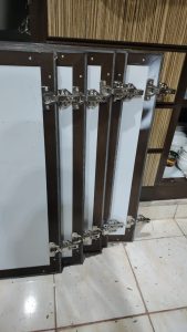 فني متخصص في تصليح باب دولاب المطبخ بجدة، يقوم بمعالجة المفصلات المخلوعة وموازنة الأبواب الساقطة لتعود لوضعها الصحيح مع ضمان سهولة الفتح والإغلاق.