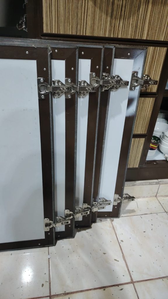 فني متخصص في تصليح باب دولاب المطبخ بجدة، يقوم بمعالجة المفصلات المخلوعة وموازنة الأبواب الساقطة لتعود لوضعها الصحيح مع ضمان سهولة الفتح والإغلاق.