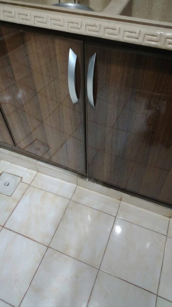 فني تصليح المطابخ في جدة متخصص في ترميم الدواليب المتضررة، تغيير المفصلات الصدئة، وصيانة شاملة للألمنيوم والخشب بقطع غيار أصلية وضمان فني.