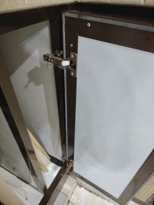 فني تصليح المطابخ في جدة متخصص في ترميم الدواليب المتضررة من الرطوبة، تغيير المفصلات الصدئة بمفصلات هيدروليك، وصيانة شاملة للألمنيوم والخشب بقطع غيار أصلية.