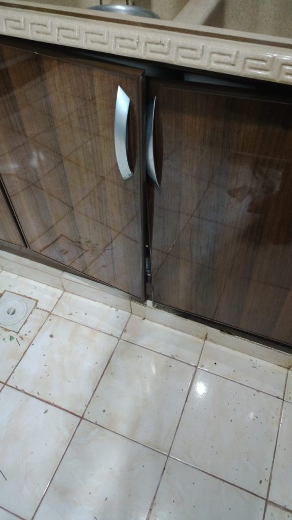 فني تصليح باب دولاب المطبخ بجدة يقوم بمعالجة خلع المفصلات من الخشب، موازنة الأبواب الساقطة، وتدعيم الحواف المتضررة لضمان إغلاق محكم وسلس للأبواب.