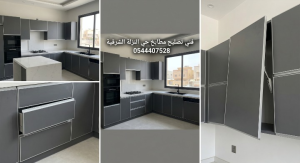 صورة واقعية لرف ألومنيوم داخلي مكسور وساقط داخل دولاب المطبخ، توضح مشكلة انهيار الأرفف وتكدس الأواني التي تتطلب صيانة وتدعيماً عاجلاً.