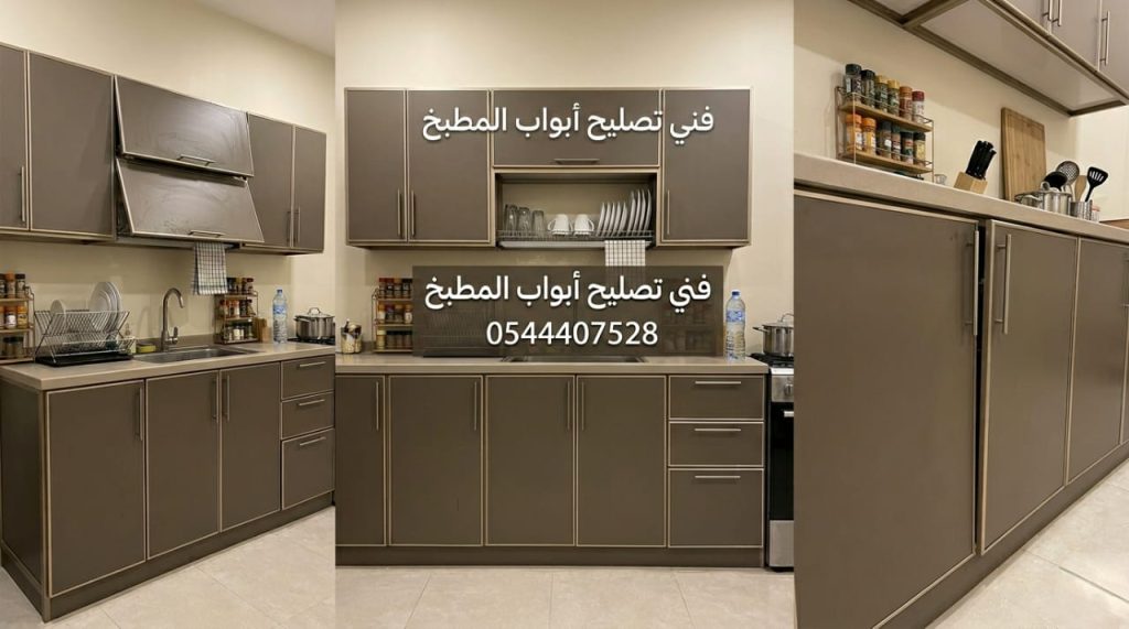 فني خبير في وزن ابواب المطبخ المائلة بجدة يقوم بضبط المفصلات بدقة لضمان إغلاق محكم ومظهر متناسق للخزائن مع تقديم خصم حصري.