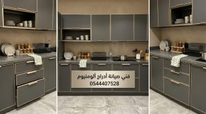 فني خبير في صيانة مسارات ادراج المنيوم بجدة يقوم بإصلاح وتغيير السكك التالفة لضمان فتح وغلق سلس للأدراج مع تقديم خصم حصري.