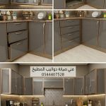 فني متخصص في معالجة احتكاك ابواب المطبخ بجدة يقوم بوزن الدرف وتصليح المفصلات لضمان إغلاق محكم ومنع تآكل الخشب أو الألمنيوم بخصم حصري.