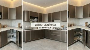 فني خبير في صيانة ارفف المطبخ الدوارة بجدة يقوم بإصلاح ميكانيكية الدوران للأرفف الزاوية لضمان حركة سلسة مع تقديم خصم حصري.