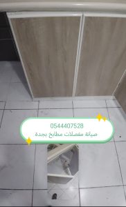 ✅ صورة واقعية توضح درفة مطبخ كانت مكسورة ومفصلاتها تالفة، ثم تظهر النتيجة المثالية بعد الصيانة وإعادة ضبط وزنية الأبواب لتغلق بإحكام وتناسق تام دون ظهور أي عمال أو أدوات.